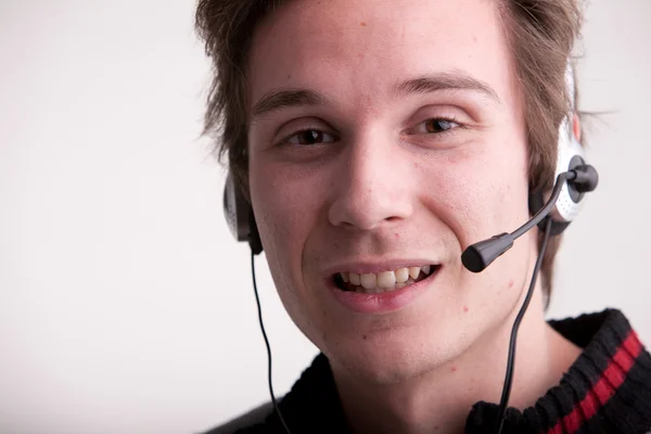 Callcenter junger Mann mit Kopfhörer — Stockfoto