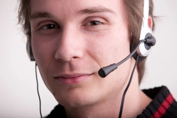 Call centrum mladý muž s headsetem — Stock fotografie