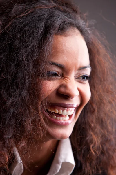 Menina afroamericana feliz rindo — Fotografia de Stock