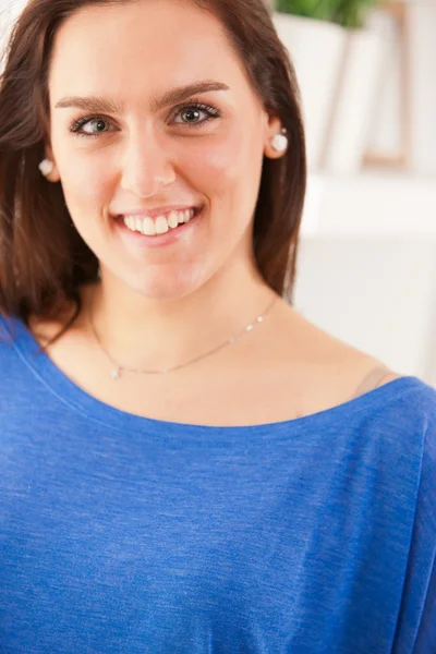 Lächelnde junge Frau im blauen Hemd — Stockfoto
