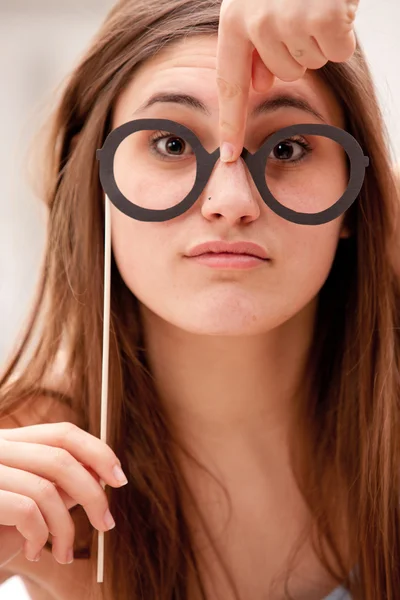 Meisje met plezier met karton bril — Stockfoto
