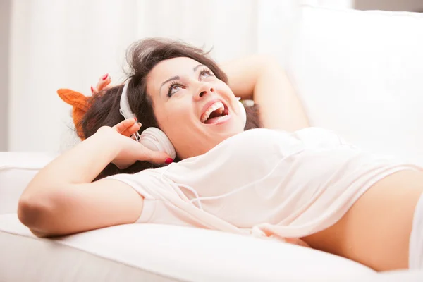 Chica escuchando música en su casa bailando —  Fotos de Stock