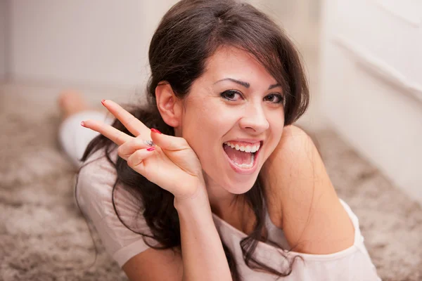 Girl simulating victory sign with her fingers — Stock Photo, Image