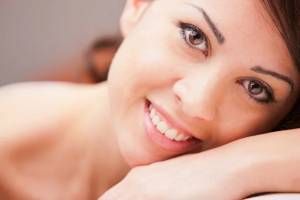 Retrato de uma bela morena com olhos maravilhosos — Fotografia de Stock