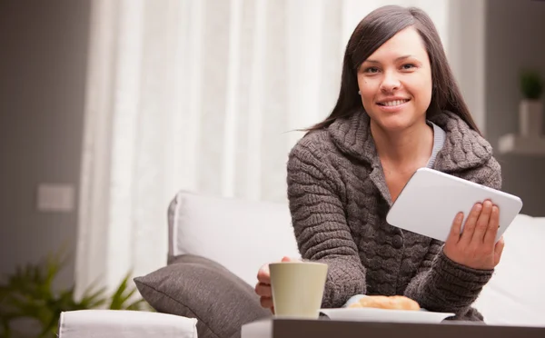 Giovane donna d'affari che fa colazione di lavoro — Foto Stock