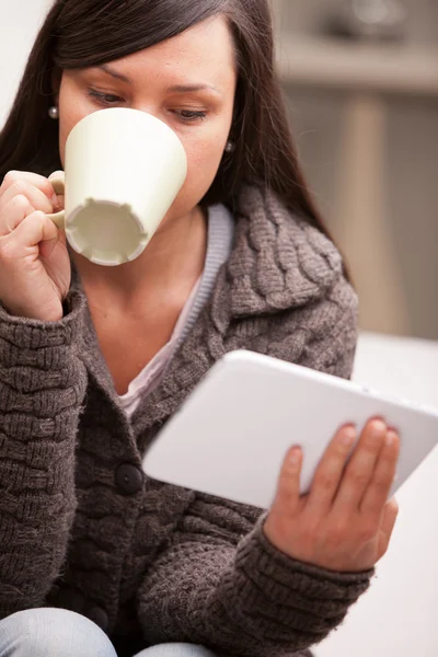 Jovem empresária tendo um café da manhã de trabalho — Fotografia de Stock