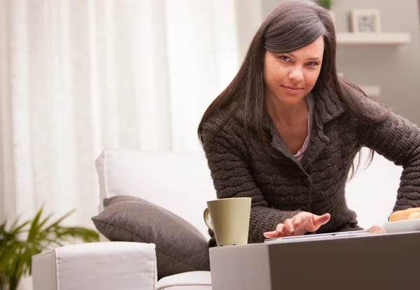 Young businesswoman having a working breakfast — Stock Photo, Image