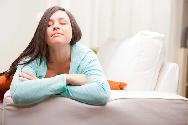 Mujer relajada pensando en su sofá —  Fotos de Stock