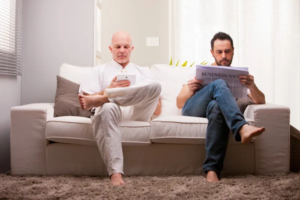 Friends at home relaxing in a living room — Stock Photo, Image