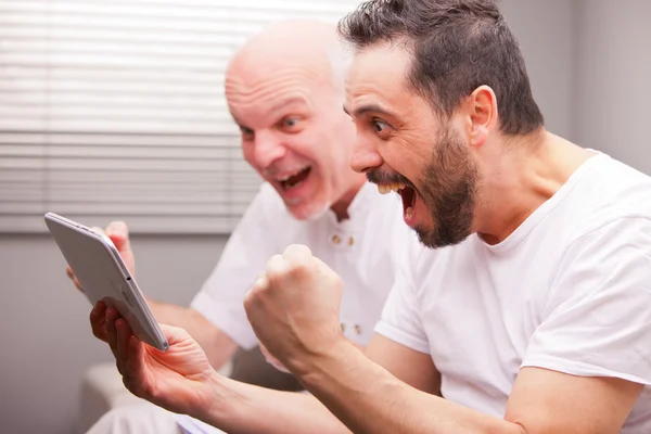 Hommes amis s'amuser à la maison — Photo