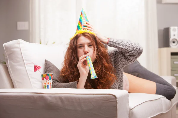 Fête pour une fille très mignonne à tête rouge — Photo