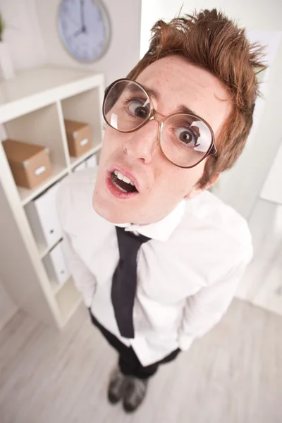 Commis avec de grandes lunettes étonné — Photo