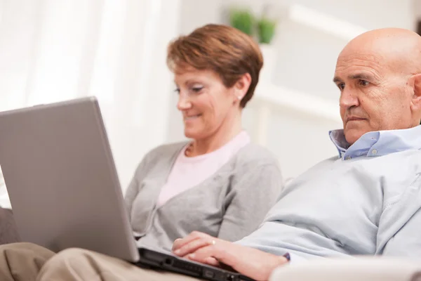 Ältere Paare nutzen mobile Geräte — Stockfoto
