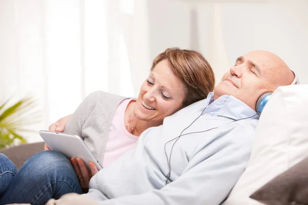 Tiempo libre de una pareja madura en casa — Foto de Stock