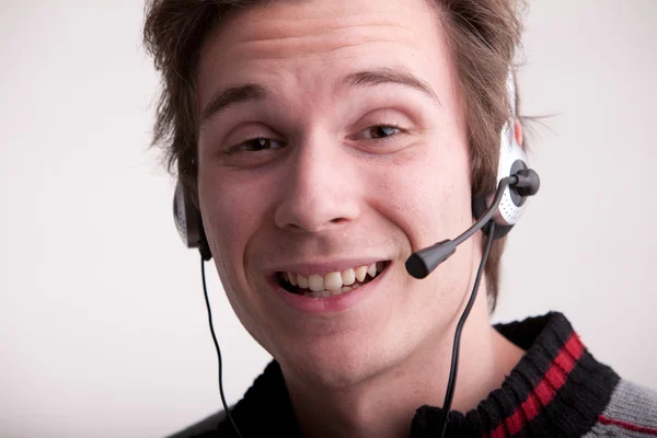 Feliz chico del centro de llamadas con auriculares — Foto de Stock