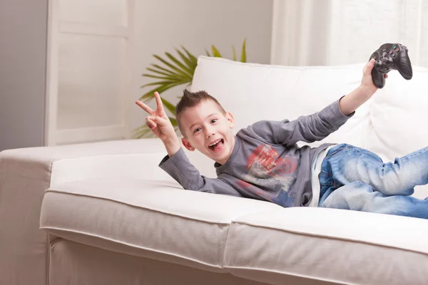 Pequeño niño jugando videojuegos — Foto de Stock