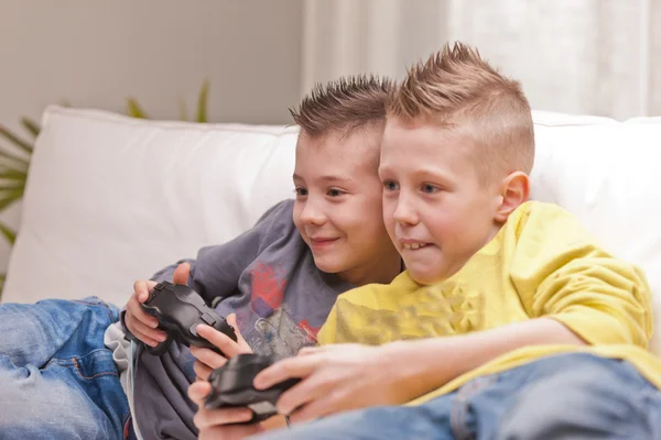 Dos niños jugando videojuegos — Foto de Stock