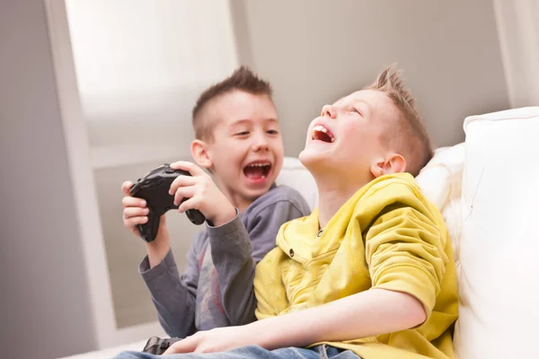 Deux enfants jouant à des jeux vidéo — Photo