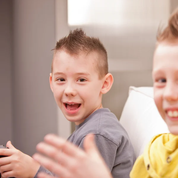 Kleine jongen glimlachen op camera met zijn vriend — Stockfoto