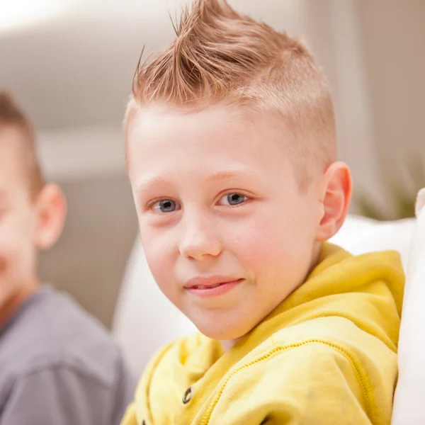 Kleine jongen glimlachen op camera met zijn vriend — Stockfoto