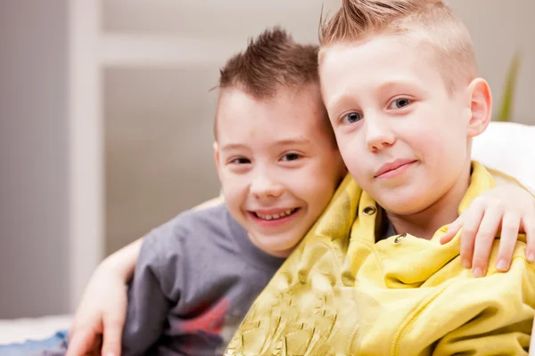 Dos niños jugando videojuegos — Foto de Stock