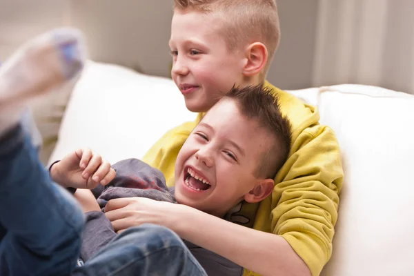 Два маленьких мальчика, смеющихся — стоковое фото