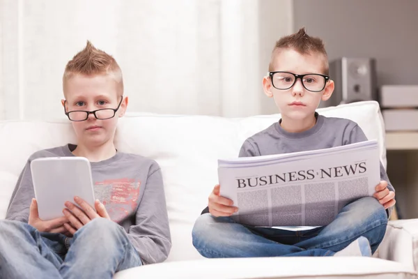 Boys reading on newspapers — Stock Photo, Image
