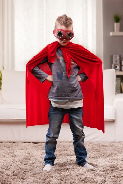 Piros köpeny gyerek nappali szuperhős — Stock Fotó
