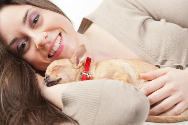 Donna amando il suo cucciolo — Foto Stock