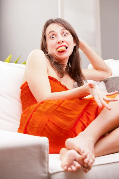 Engraçado cara mulher comer biscoitos — Fotografia de Stock