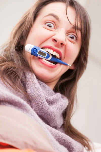 Enfermedad y la temperatura enloquecen a esta chica —  Fotos de Stock