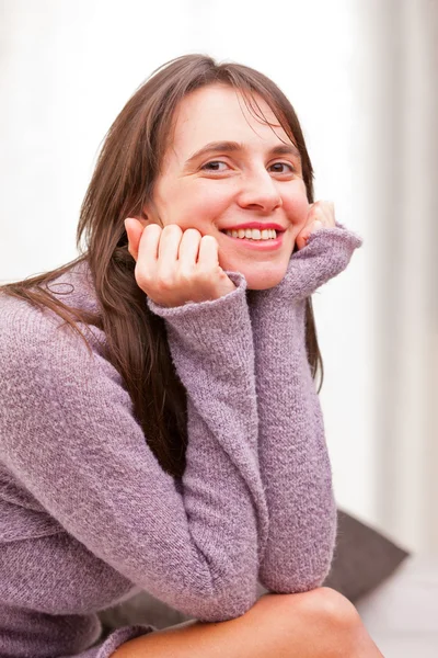 Sorriso de uma mulher satisfeita auto-confiante — Fotografia de Stock