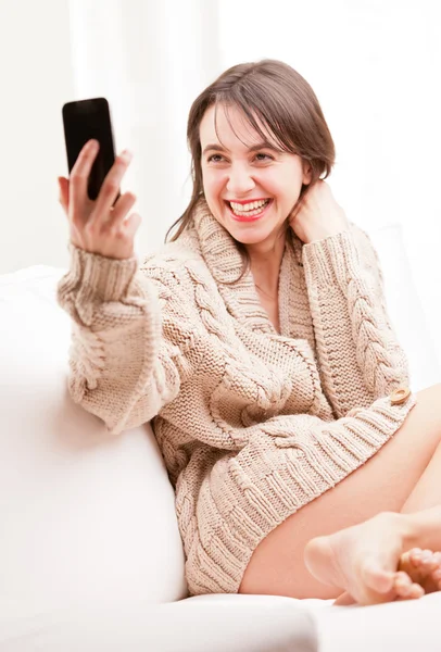Vrouw maken zelf een selfie — Stockfoto