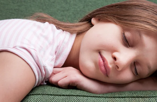 Лицо маленькой милой девочки, спящей на диване — стоковое фото