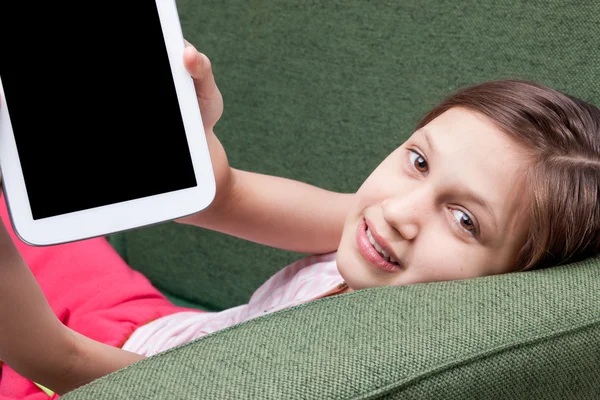 Niña nos muestra la pantalla de una tableta — Foto de Stock