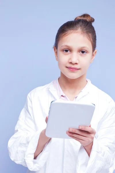 Κοριτσάκι επιστήμονας σε μια μπλούζα εργασίας με μια ψηφιακή δισκίο — Φωτογραφία Αρχείου
