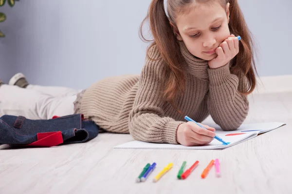 Niña para colorear en su cuaderno — Foto de Stock