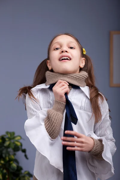 Lilla flickan bär upp en halsduk som en man — Stockfoto