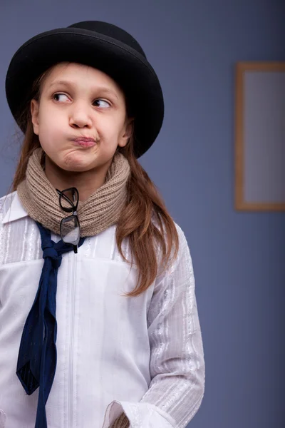 Mała dziewczynka myśli zakłopotany w dziwnym stroju — Zdjęcie stockowe