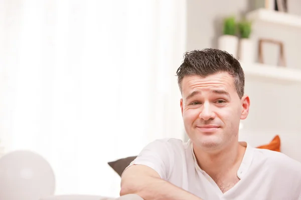 Perplejo hombre astuto sonriendo preguntando si está seguro — Foto de Stock