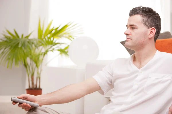 Uomo rilassato guardando la televisione — Foto Stock