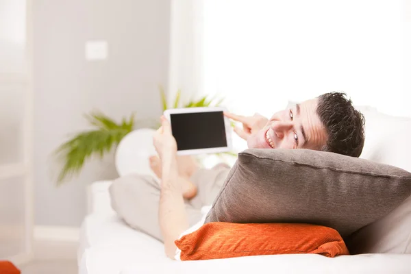 Uomo rilassato utilizzando tablet — Foto Stock