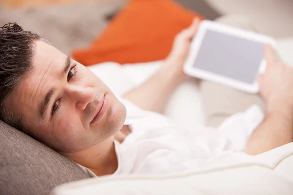 Hombre relajado usando tableta — Foto de Stock