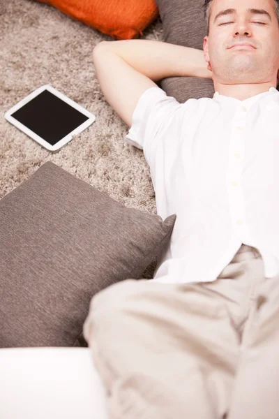 Relajado hombre teniendo finalmente tiempo libre — Foto de Stock