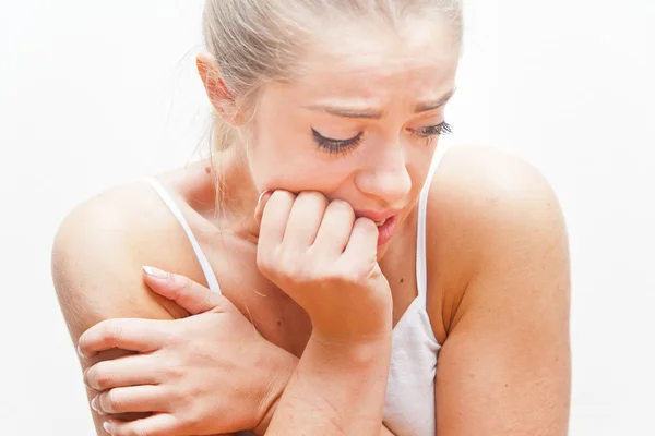 Donna spaventata che esprime PAURA — Foto Stock