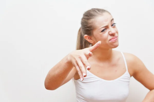 Meisje maakt het handgebaar — Stockfoto