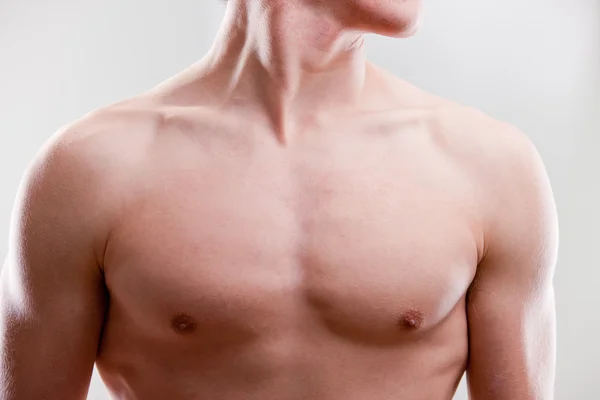 Bröst och hals av stark man — Stockfoto