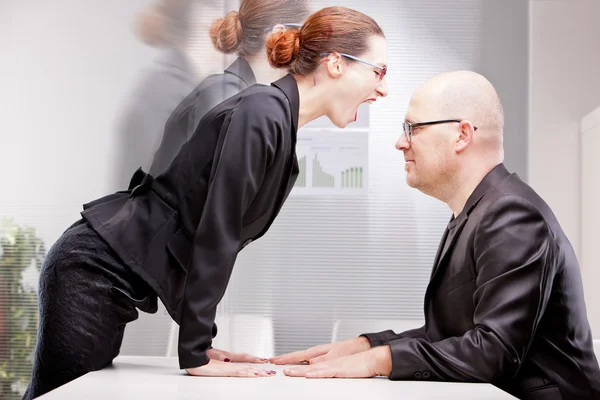 Mujer de negocios violentamente frente a un hombre de negocios — Foto de Stock