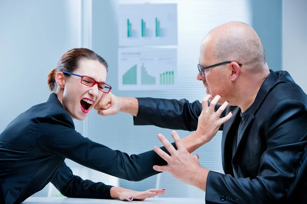 Business woman fighting business man — Stock fotografie