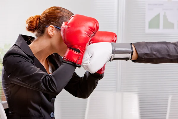 Boxe mulher de negócios defendendo de um soco — Fotografia de Stock